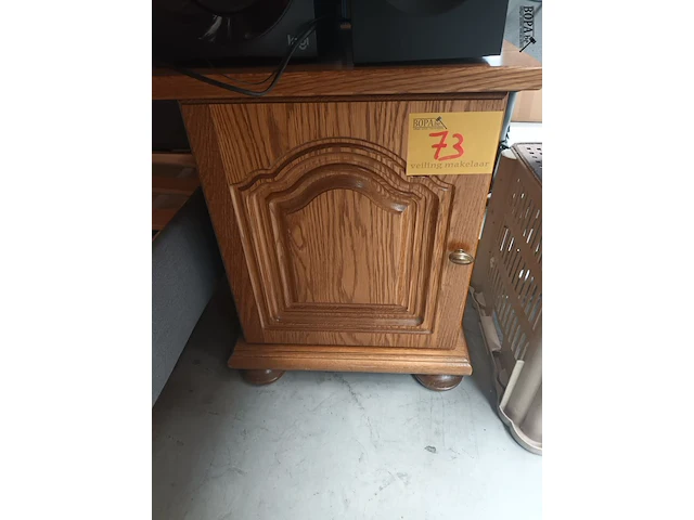 Lot 73 - houten bijzetkastje - afbeelding 1 van  3
