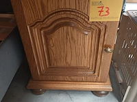 Lot 73 - houten bijzetkastje - afbeelding 1 van  3