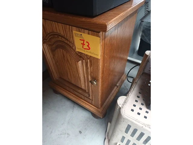 Lot 73 - houten bijzetkastje - afbeelding 2 van  3