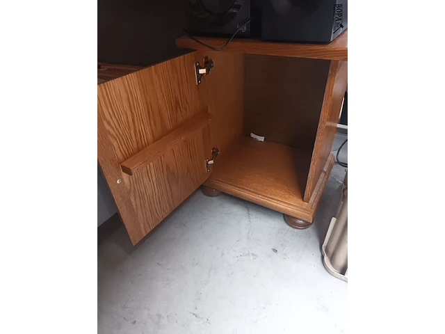 Lot 73 - houten bijzetkastje - afbeelding 3 van  3
