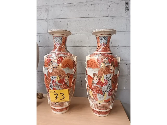 Lot 73 - koppel japanse vazen - afbeelding 1 van  6