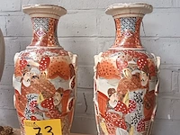 Lot 73 - koppel japanse vazen - afbeelding 1 van  6