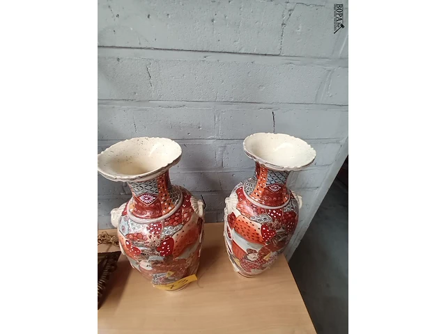 Lot 73 - koppel japanse vazen - afbeelding 2 van  6