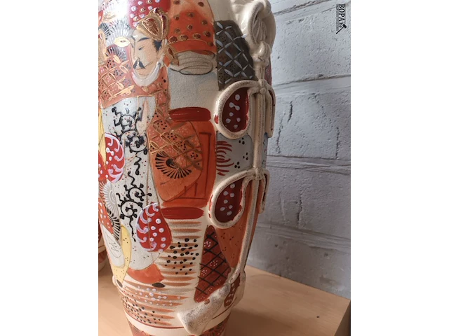 Lot 73 - koppel japanse vazen - afbeelding 4 van  6