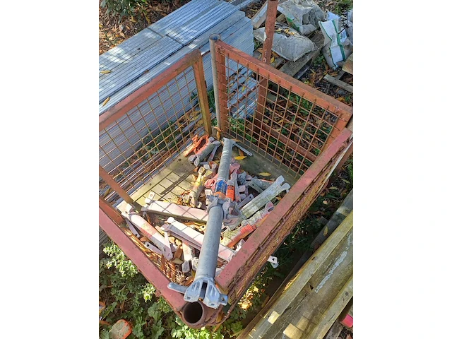 Lot 73 - metalen kooi met restinhoud - afbeelding 2 van  3