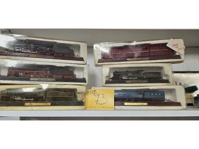 Lot 73 - miniatuur treintjes op spoor 6 stuks - afbeelding 1 van  5