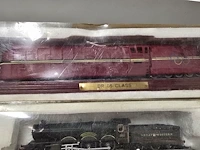 Lot 73 - miniatuur treintjes op spoor 6 stuks - afbeelding 5 van  5