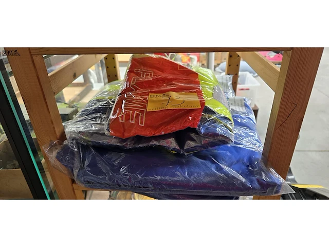 Lot 73 - nieuwe polo's, weaters en regenjas - afbeelding 1 van  4