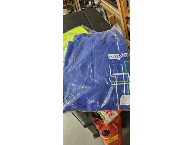 Lot 73 - nieuwe polo's, weaters en regenjas - afbeelding 3 van  4