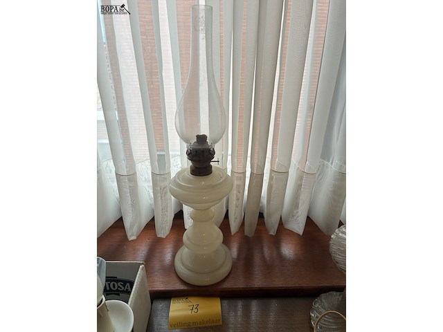 Lot 73 - olielamp in melkglas - afbeelding 1 van  3