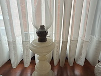 Lot 73 - olielamp in melkglas - afbeelding 1 van  3