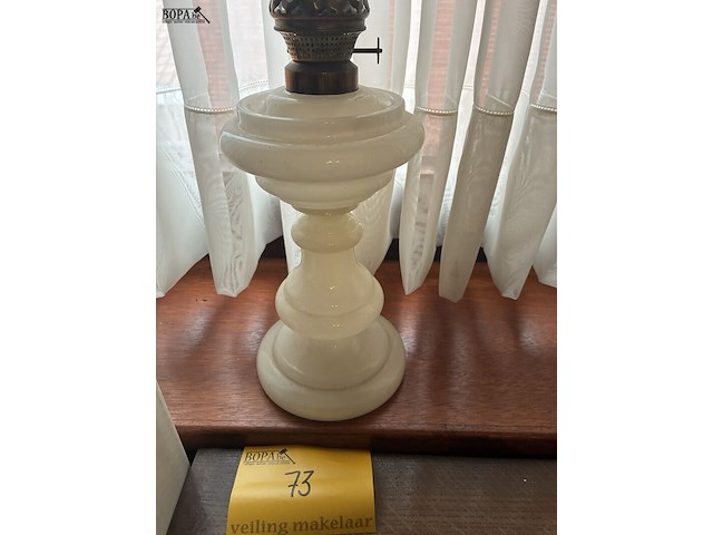 Lot 73 - olielamp in melkglas - afbeelding 2 van  3