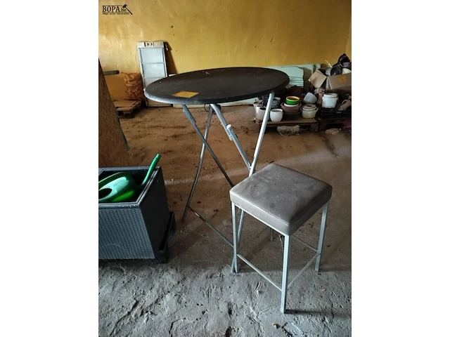 Lot 73 - party tafel en barstoel - afbeelding 1 van  2