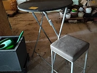 Lot 73 - party tafel en barstoel - afbeelding 1 van  2