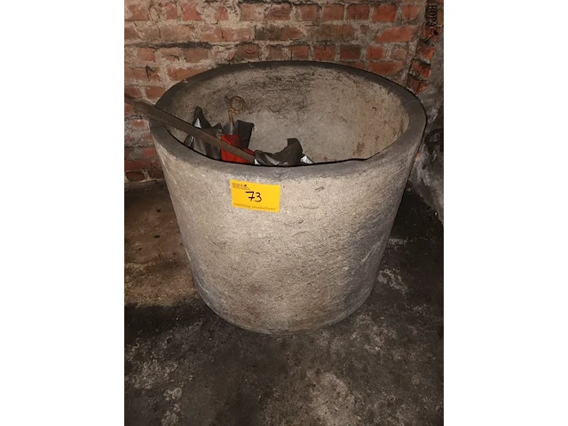 Lot 73 - ronde betonnen bak - afbeelding 1 van  2