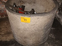 Lot 73 - ronde betonnen bak - afbeelding 1 van  2