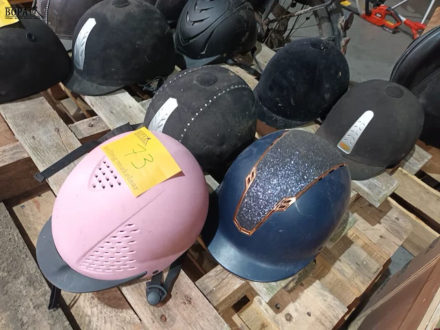 Lot 73 - ruitershelm. 5 stuks - afbeelding 3 van  3