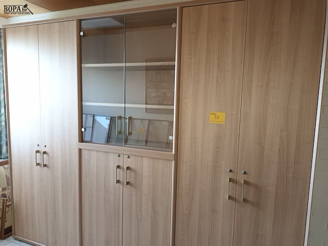 Lot 73 - wandkast met vitrine - afbeelding 1 van  4