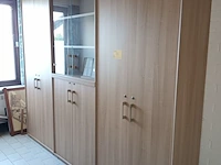 Lot 73 - wandkast met vitrine - afbeelding 2 van  4