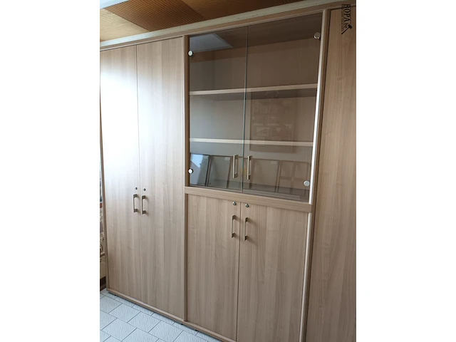 Lot 73 - wandkast met vitrine - afbeelding 4 van  4