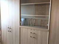 Lot 73 - wandkast met vitrine - afbeelding 4 van  4