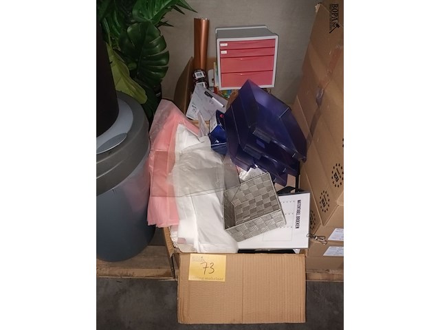 Lot 73 - winkelbenodigdheden - afbeelding 1 van  5