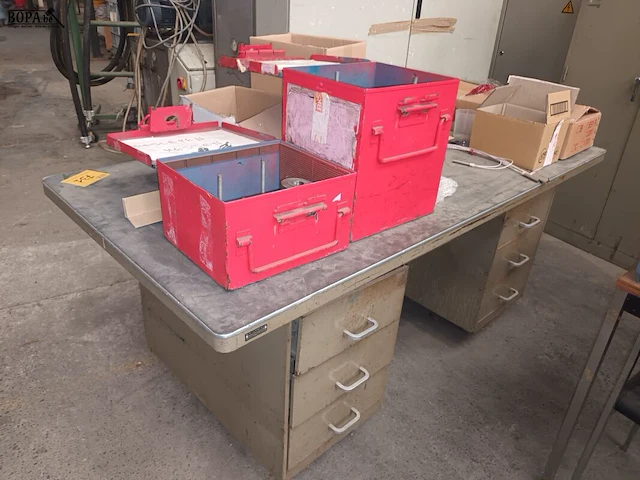 Lot 731 - bureau met inhoud - afbeelding 2 van  4