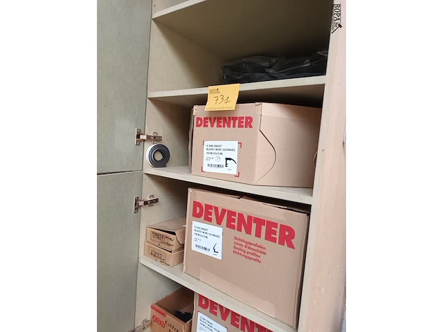 Lot 731 - dichtingsprofielen en rubbers. inhoud kast - afbeelding 1 van  4