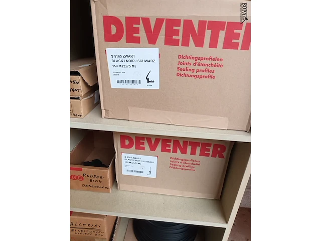 Lot 731 - dichtingsprofielen en rubbers. inhoud kast - afbeelding 3 van  4