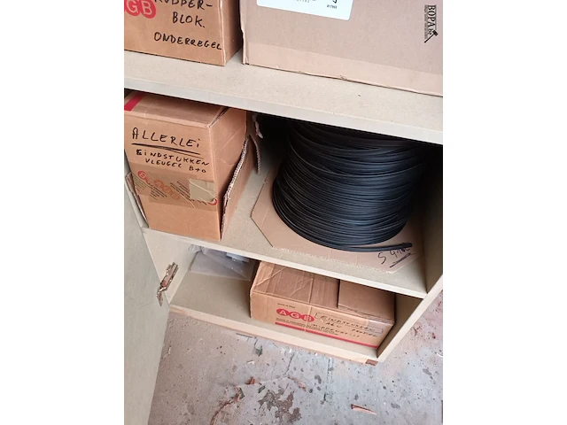 Lot 731 - dichtingsprofielen en rubbers. inhoud kast - afbeelding 4 van  4
