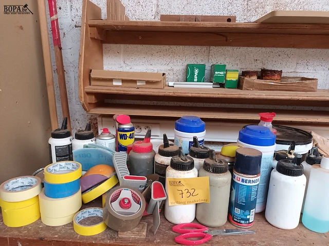 Lot 732 - plakband, lijm en producten - afbeelding 1 van  4