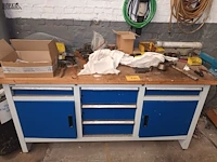 Lot 732 - werkbank overtoom met inhoud - afbeelding 1 van  5