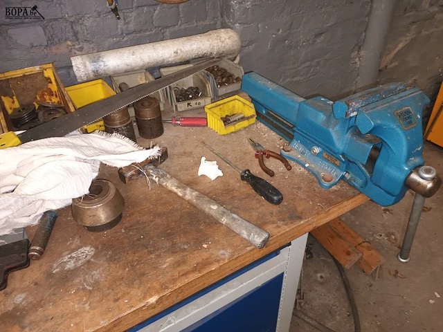 Lot 732 - werkbank overtoom met inhoud - afbeelding 2 van  5