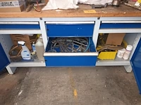 Lot 732 - werkbank overtoom met inhoud - afbeelding 4 van  5