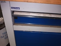 Lot 732 - werkbank overtoom met inhoud - afbeelding 5 van  5