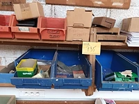 Lot 735 - werkmateriaal en sorteerbakjes - afbeelding 1 van  6