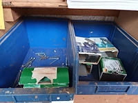Lot 735 - werkmateriaal en sorteerbakjes - afbeelding 2 van  6