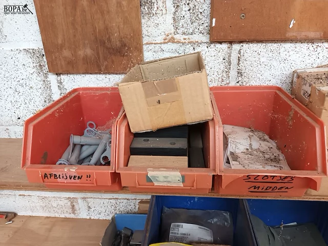 Lot 735 - werkmateriaal en sorteerbakjes - afbeelding 4 van  6