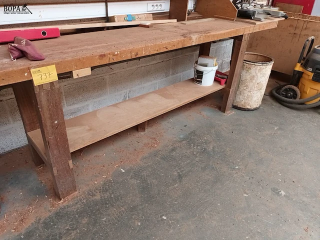 Lot 737 - houten werkbank - afbeelding 1 van  2