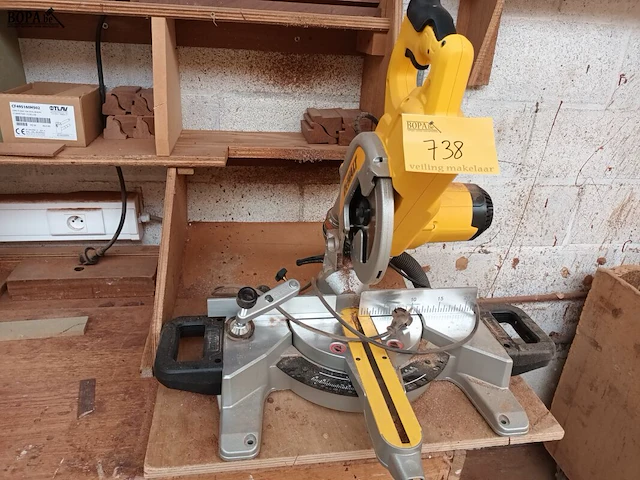 Lot 738 - afkortzaagmachine dewalt - afbeelding 1 van  4