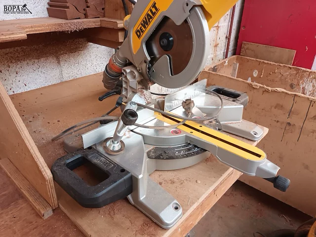 Lot 738 - afkortzaagmachine dewalt - afbeelding 2 van  4
