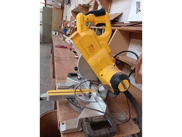 Lot 738 - afkortzaagmachine dewalt - afbeelding 3 van  4