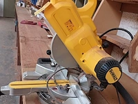 Lot 738 - afkortzaagmachine dewalt - afbeelding 3 van  4