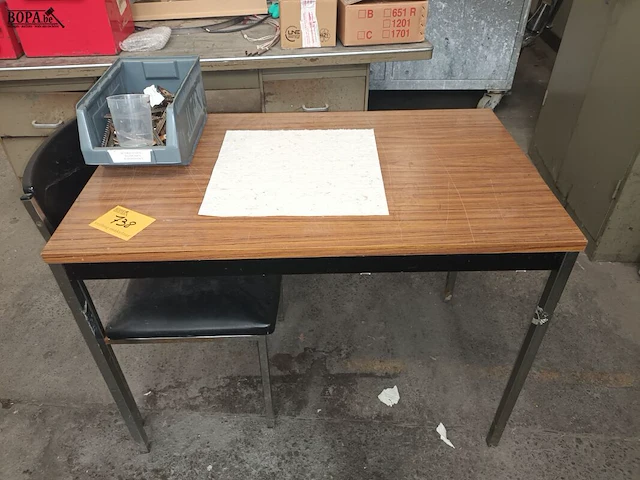 Lot 738 - tafel en stoel - afbeelding 1 van  3