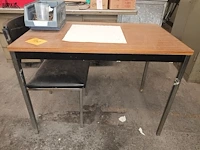 Lot 738 - tafel en stoel - afbeelding 2 van  3