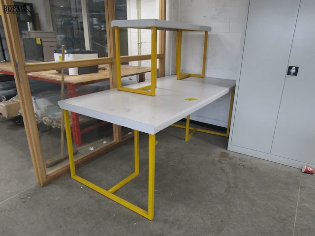 Lot 738 - werktafels. 2 stuks - afbeelding 1 van  3