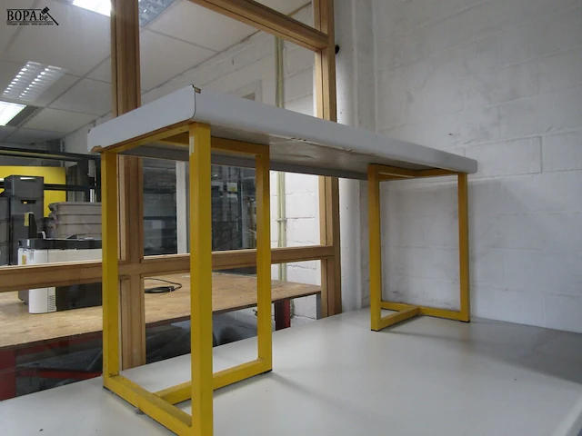 Lot 738 - werktafels. 2 stuks - afbeelding 2 van  3