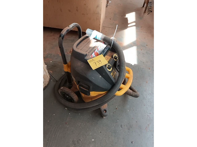 Lot 739 - stofzuiger dewalt - afbeelding 1 van  3