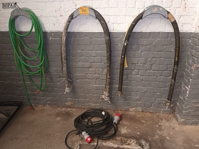 Lot 739 - waterslangen en elektriciteitskabel. 4 stuks - afbeelding 1 van  4