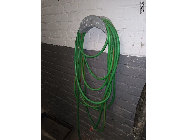 Lot 739 - waterslangen en elektriciteitskabel. 4 stuks - afbeelding 2 van  4